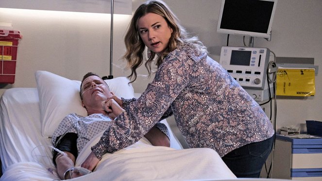 The Resident - Hero Moments - Photos - Tim Griffin, Emily VanCamp