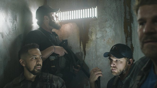 SEAL Team - Season 4 - Cover for Action - Photos - Neil Brown Jr., A. J. Buckley, Max Thieriot