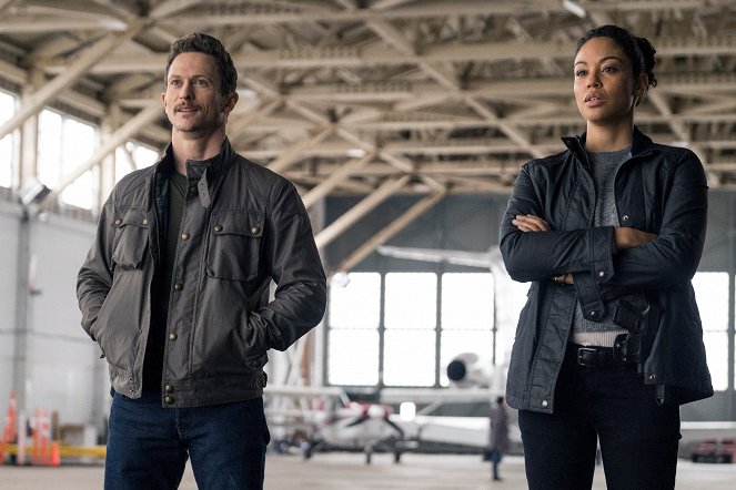 Debris - Pilot - Photos - Jonathan Tucker, Riann Steele