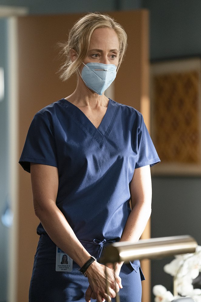 Grey's Anatomy - Season 17 - It's All Too Much - Photos - Kim Raver