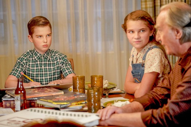 Young Sheldon - A Musty Crypt and a Stick to Pee On - Photos - Iain Armitage, Raegan Revord, Craig T. Nelson