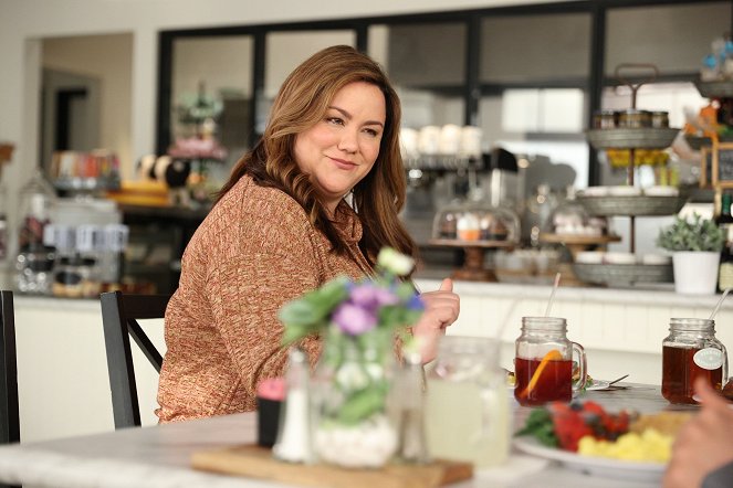 American Housewife - Season 5 - How Oliver Got His Groove Back - Photos - Katy Mixon