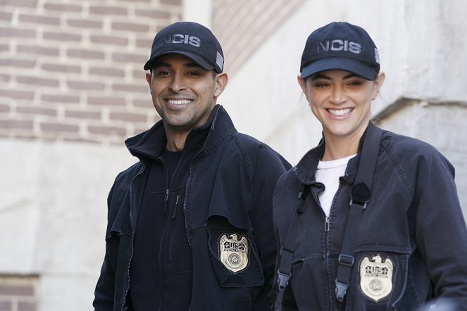 NCIS: Naval Criminal Investigative Service - Season 18 - Die beste und die schlimmste Zeit - Dreharbeiten - Wilmer Valderrama, Emily Wickersham