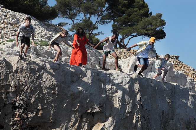 Moderní babča - Z filmu - Teïlo Azaïs, Luna Aglat, Claudia Tagbo, Benjamin Douba-Paris, Violette Guillon