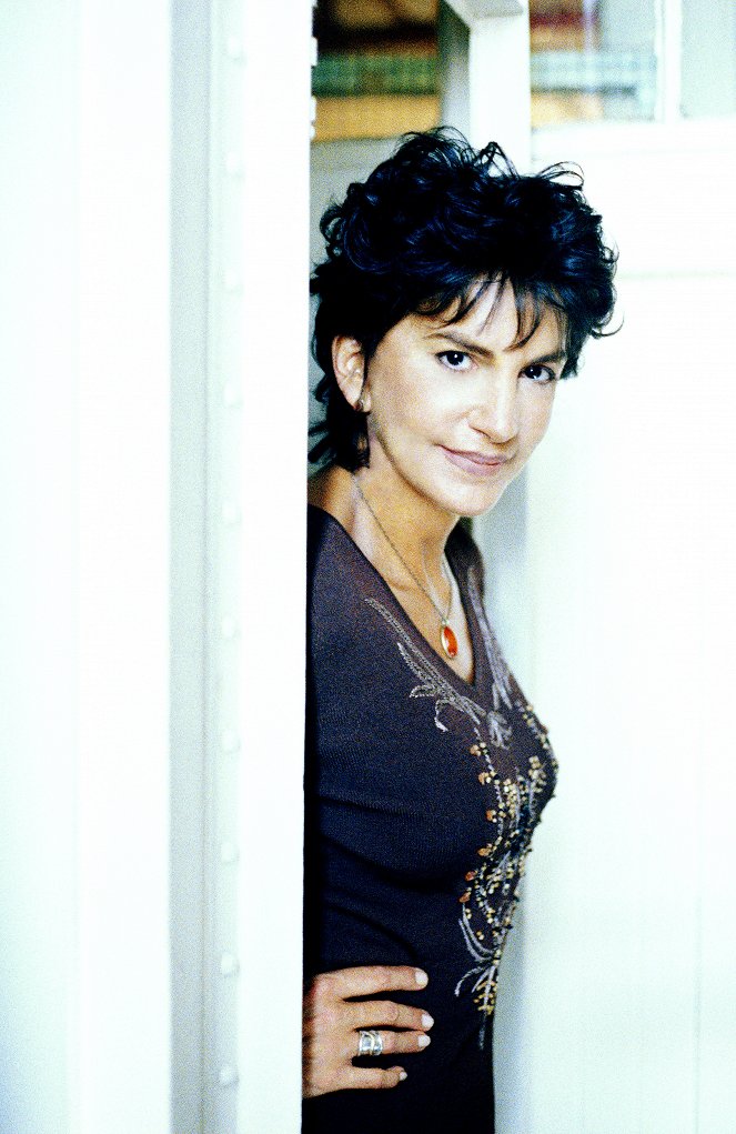 Bad Apple - Promoción - Mercedes Ruehl