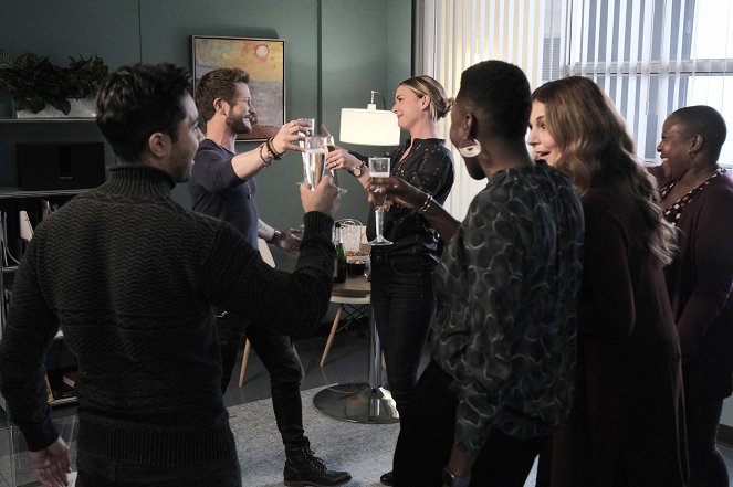 The Resident - Moving on and Mother Hens - Photos - Matt Czuchry, Emily VanCamp, Jane Leeves, Denitra Isler