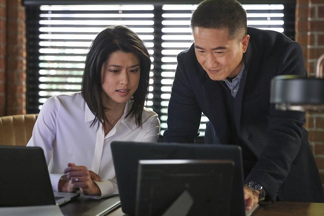 A Million Little Things - Season 3 - The Price of Admission - Filmfotos - Grace Park, Terry Chen