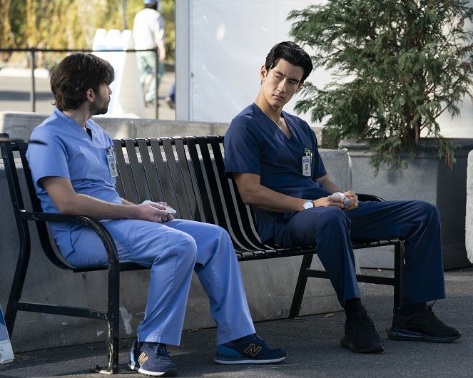 Grey's Anatomy - It's All Too Much - Photos - Jake Borelli, Alex Landi