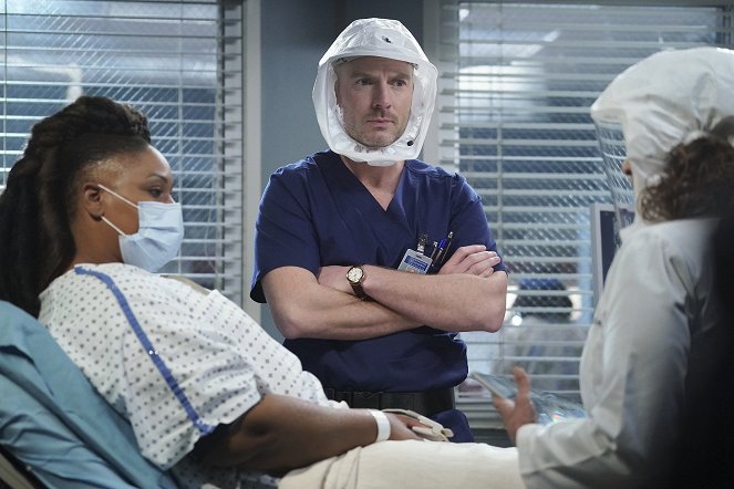 Grey's Anatomy - Season 17 - Breathe - Photos - Richard Flood