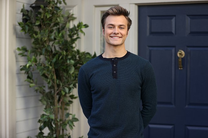 American Housewife - The Election - Van de set - Peyton Meyer