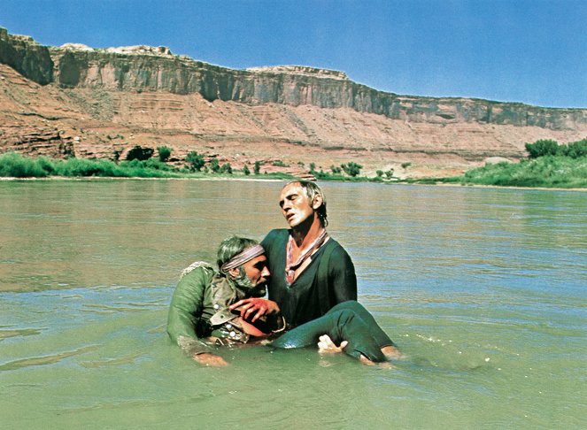 Infierno en el río - De la película - Ricardo Montalban, Terence Stamp