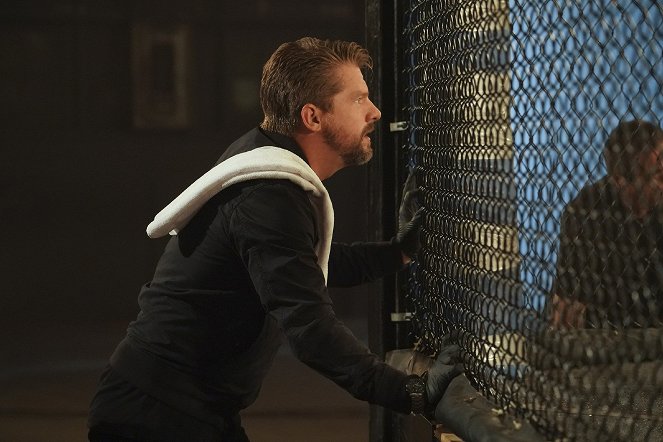 Magnum P.I. - First the Beatdown, Then the Blowback - Photos - Zachary Knighton