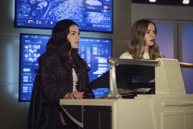 The Flash - Central City Strong - Photos - Kayla Compton, Danielle Panabaker
