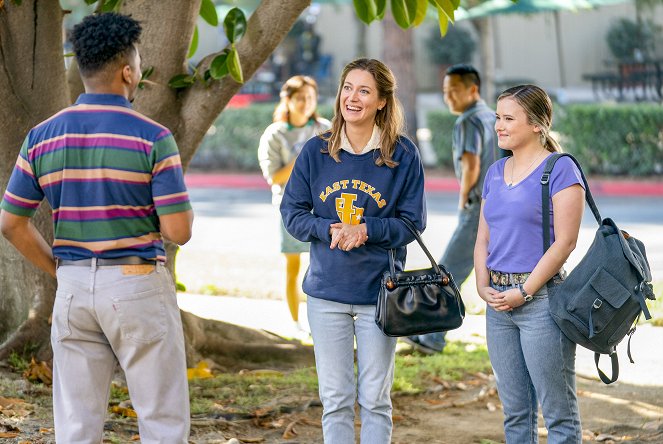 Young Sheldon - Freshman Orientation and the Inventor of the Zipper - Van film - Zoe Perry, Taylor Spreitler