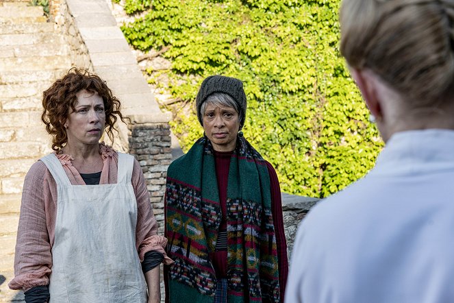 A Discovery of Witches - Episode 10 - Photos - Alex Kingston, Valarie Pettiford