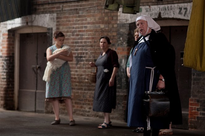 Call the Midwife - Une novice au couvent - Film - Pam Ferris