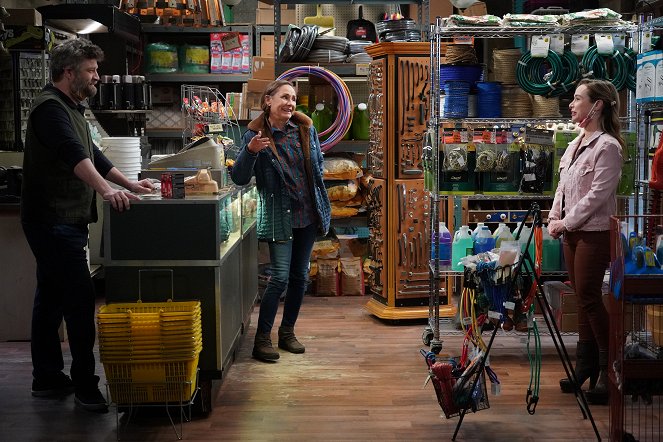 The Conners - Season 3 - An Old Dog, New Tricks and a Ticket to Ride - Photos - Jay R. Ferguson, Laurie Metcalf