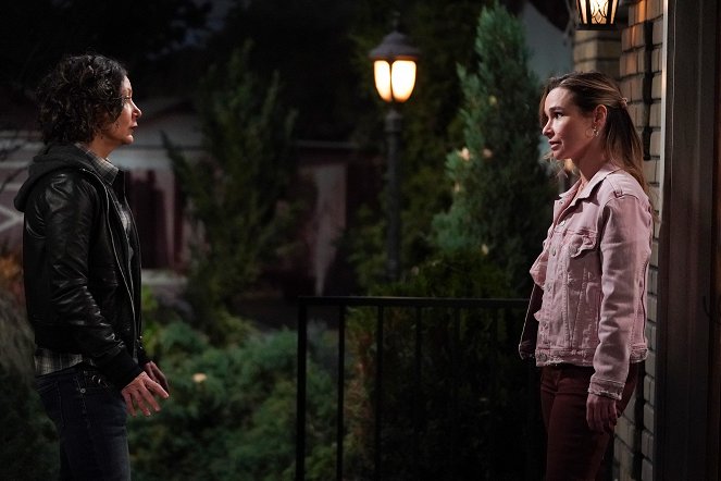 Die Conners - Season 3 - An Old Dog, New Tricks and a Ticket to Ride - Filmfotos - Sara Gilbert