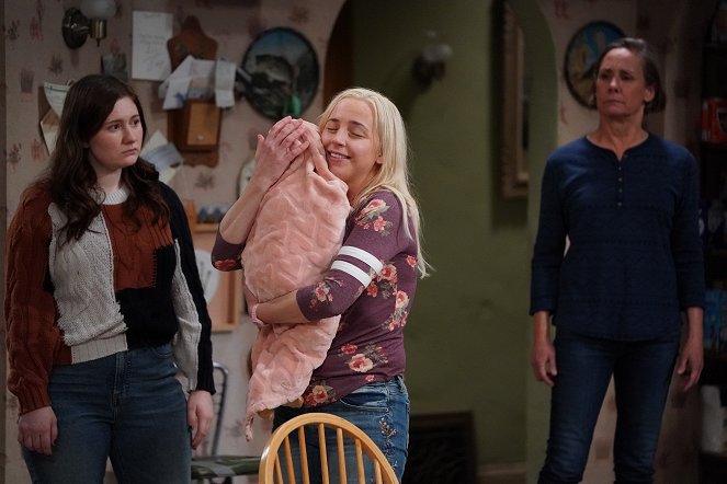 The Conners - Season 3 - A Fast Car, a Sudden Loss, and a Slow Decline - Photos - Emma Kenney, Alicia Goranson