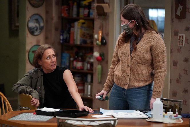 The Conners - Season 3 - A Fast Car, a Sudden Loss, and a Slow Decline - Photos - Laurie Metcalf, Emma Kenney