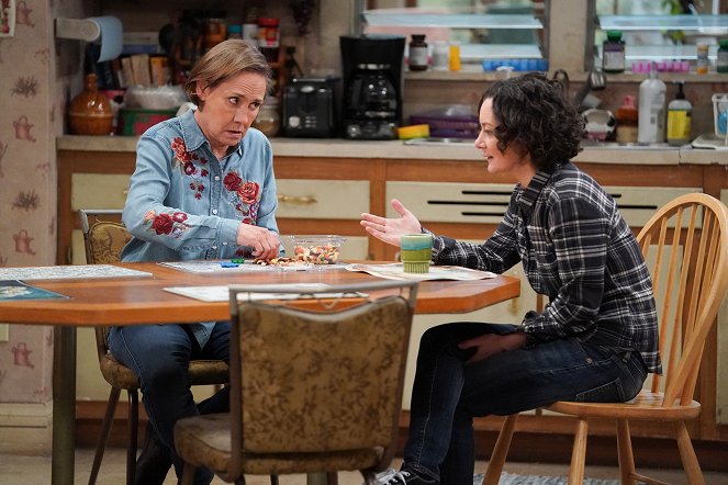 The Conners - Cheating, Revelations and a Box of Doll Heads - Van film - Laurie Metcalf, Sara Gilbert