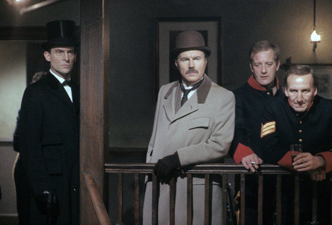 The Adventures of Sherlock Holmes - Season 1 - The Crooked Man - Filmfotos - Jeremy Brett, David Burke