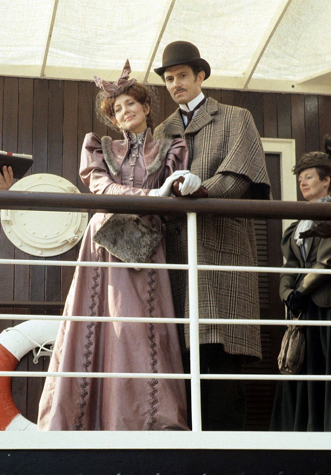 The Adventures of Sherlock Holmes - A Scandal in Bohemia - Van film - Gayle Hunnicutt, Michael Carter