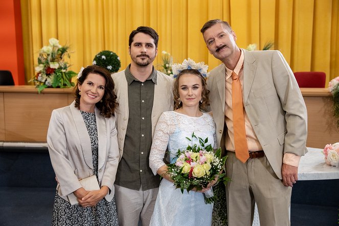 Susedia - Season 9 - Bude svadba? - Werbefoto - Viki Ráková, Tomáš Majláth, Kristína Barancová, Andy Kraus