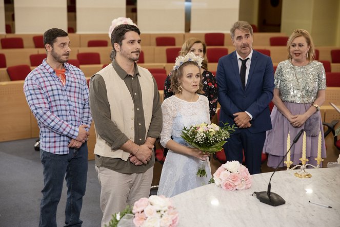 Susedia - Season 9 - Bude svadba? - Filmfotos - Tomáš Majláth, Kristína Barancová, Peter Marcin, Marta Sládečková