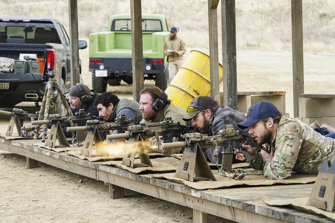 SEAL Team - Rearview Mirror - De la película - Scott Foxx, Justin Melnick, Tyler Grey, A. J. Buckley, Max Thieriot