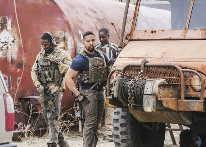 SEAL Team - Season 4 - Rearview Mirror - Photos - Mike Wade, Neil Brown Jr.