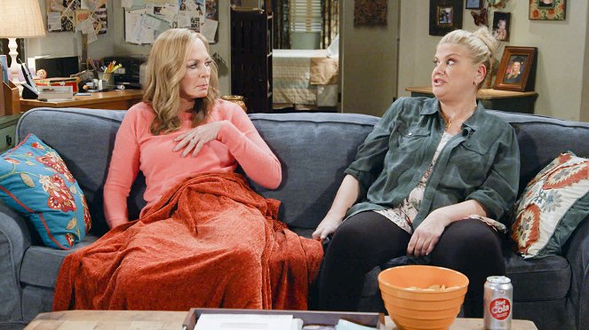 Mom - Season 8 - Oh, Gary! - Filmfotos - Allison Janney, Kristen Johnston