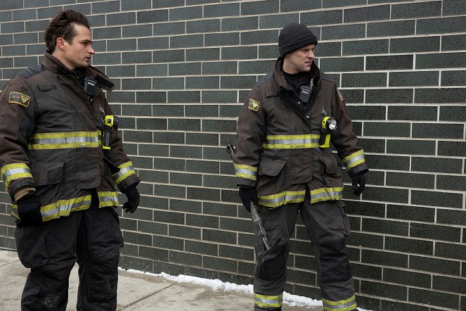 Chicago Fire - Droga ewakuacyjna - Z filmu - Jon-Michael Ecker, Jesse Spencer