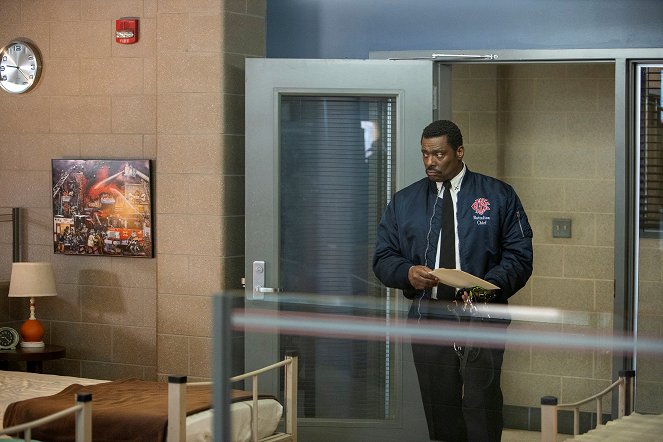 Chicago Fire - Double Red - Photos - Eamonn Walker