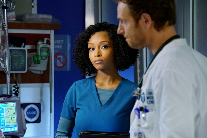Chicago Med - Better Is the Enemy of Good - Photos - Yaya DaCosta, Nick Gehlfuss