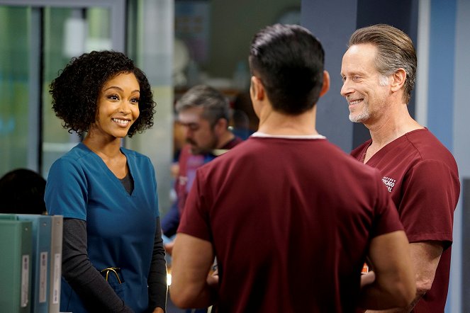Chicago Med - Fathers and Mothers, Daughters and Sons - Film - Yaya DaCosta, Steven Weber
