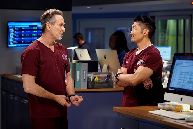 Chicago Med - Fathers and Mothers, Daughters and Sons - Kuvat elokuvasta - Steven Weber, Brian Tee