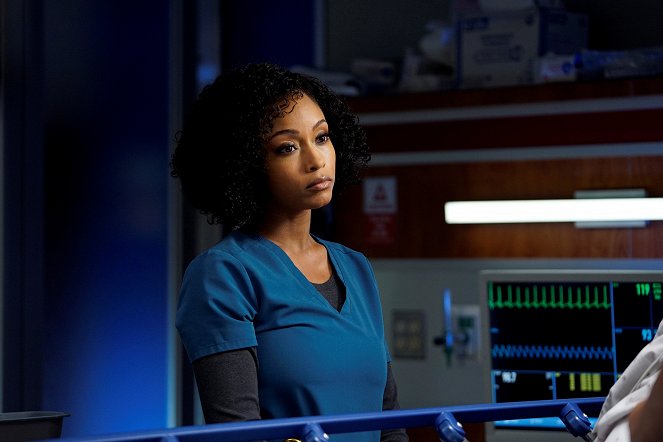 Chicago Med - Season 6 - Fathers and Mothers, Daughters and Sons - Film - Yaya DaCosta