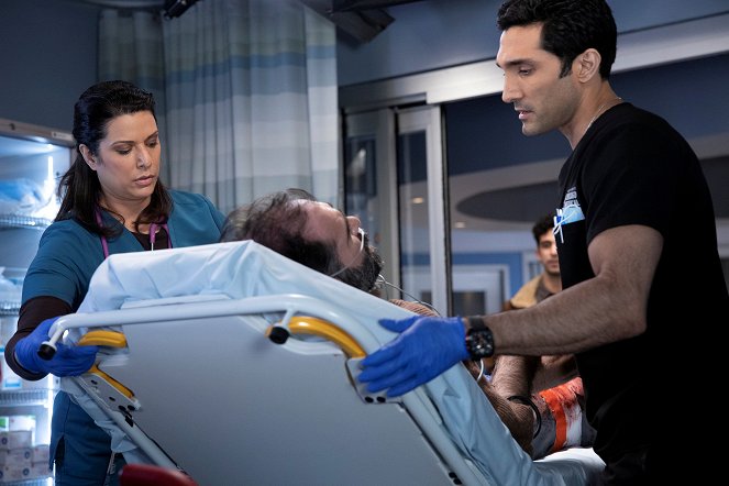 Chicago Med - So Many Things We've Kept Buried - Photos - Lorena Diaz, Dominic Rains