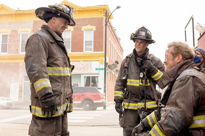 Chicago Fire - Urodzeni strażacy - Z filmu - David Eigenberg, Alberto Rosende, Christian Stolte