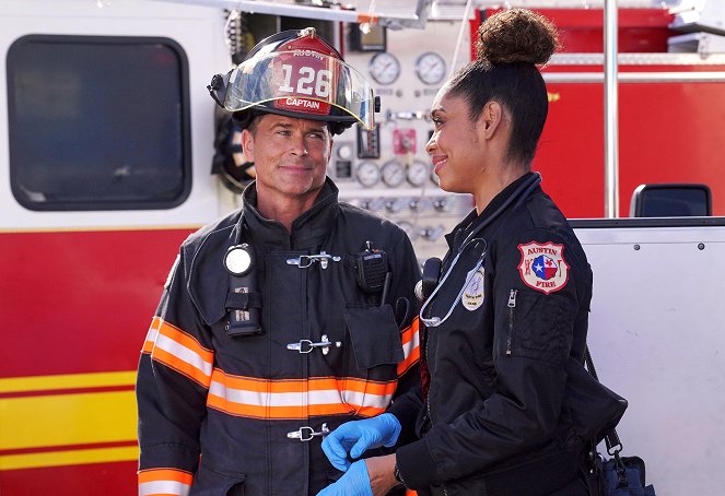 9-1-1: Lone Star - Everyone and Their Brother - Photos - Rob Lowe, Gina Torres