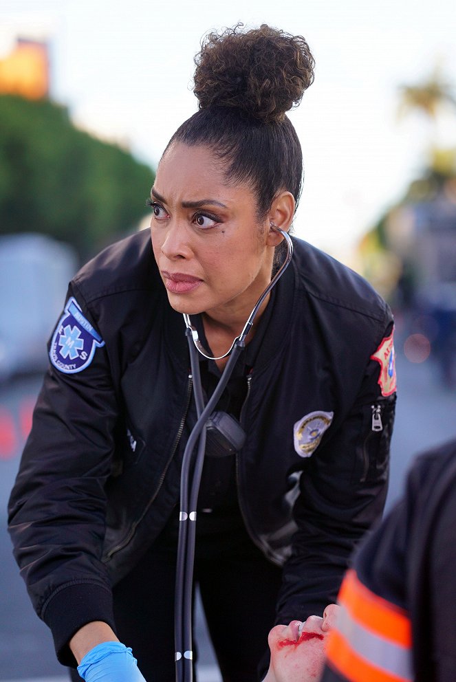 9-1-1: Lone Star - Everyone and Their Brother - Photos - Gina Torres