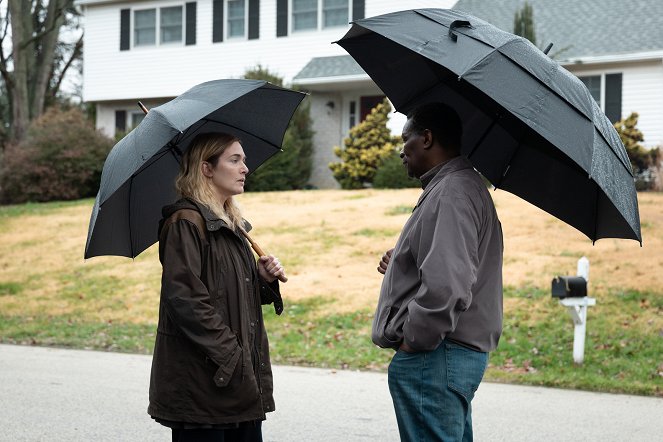 Mare of Easttown - Enter Number Two - De la película - Kate Winslet, John Douglas Thompson