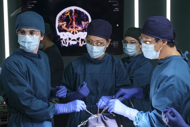 The Good Doctor - Season 4 - Waiting - Photos - Freddie Highmore, Christina Chang, Will Yun Lee