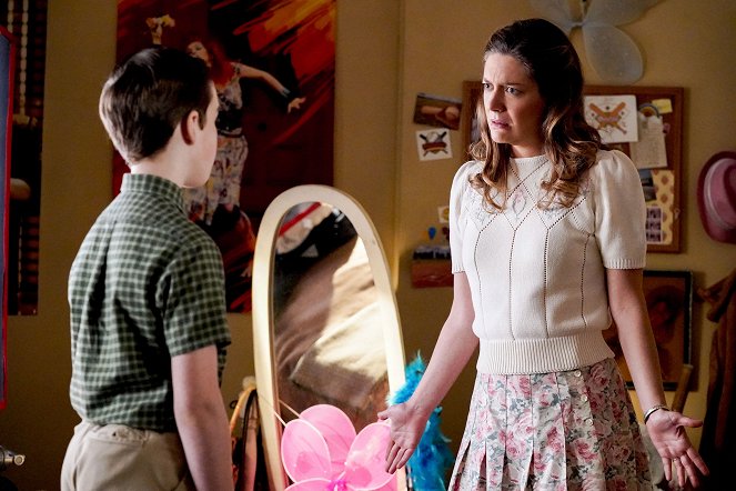 Young Sheldon - Season 4 - The Geezer Bus and a New Model for Education - Photos - Zoe Perry
