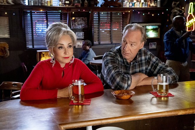 Young Sheldon - Mitch's Son and the Unconditional Approval of a Government Agency - Van film - Annie Potts, Craig T. Nelson