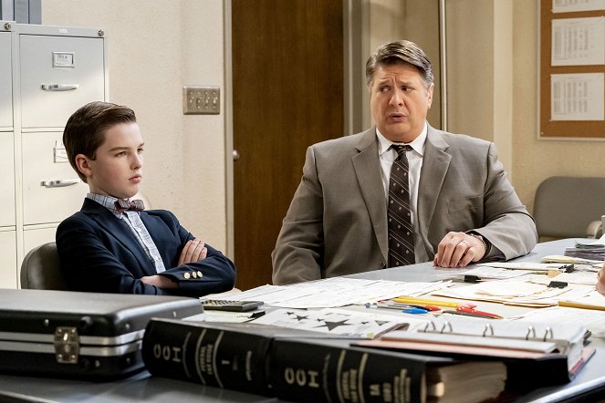 Young Sheldon - Mitch's Son and the Unconditional Approval of a Government Agency - Van film - Iain Armitage, Lance Barber