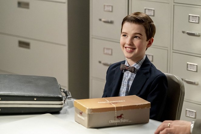 Young Sheldon - Mitch's Son and the Unconditional Approval of a Government Agency - Van film - Iain Armitage