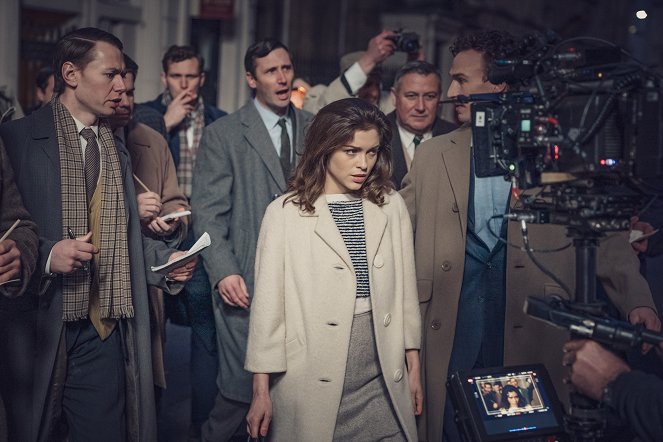 Christine Keeler tárgyalása - Episode 4 - Forgatási fotók - Sophie Cookson, Jack Greenlees