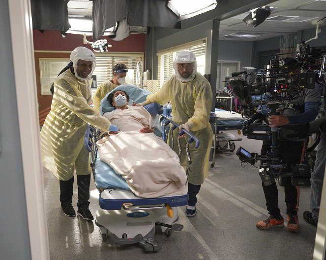 Grey's Anatomy - Sign O' the Times - Van de set - James Pickens Jr., Phylicia Rashad, Jesse Williams